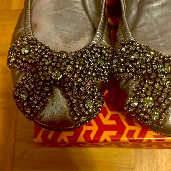 Tory Burch eddie with bow-metallic lamb - Picture 3 of 5